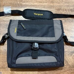 TARGUS BLACK & GREY SMALL MESSENGER BAG, CITY PERSONAL BAG, TABLET BAG